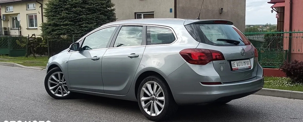 Opel Astra cena 24900 przebieg: 203000, rok produkcji 2011 z Toruń małe 137